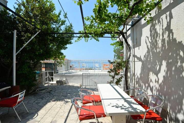 Ferienwohnung für 3 Personen, mit Balkon/Terrasse und Pool in Brela