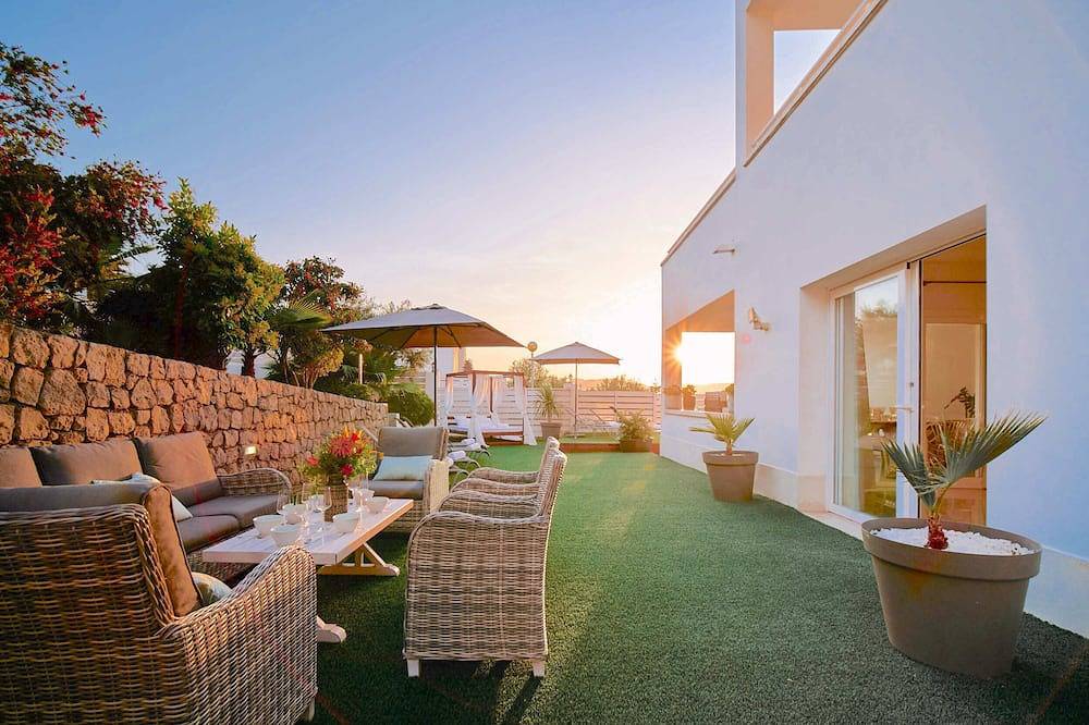 Villa With Pool 2Km From Ibiza Town And Talamanca Beach in Cap Martinet, Santa Eulària des Riu