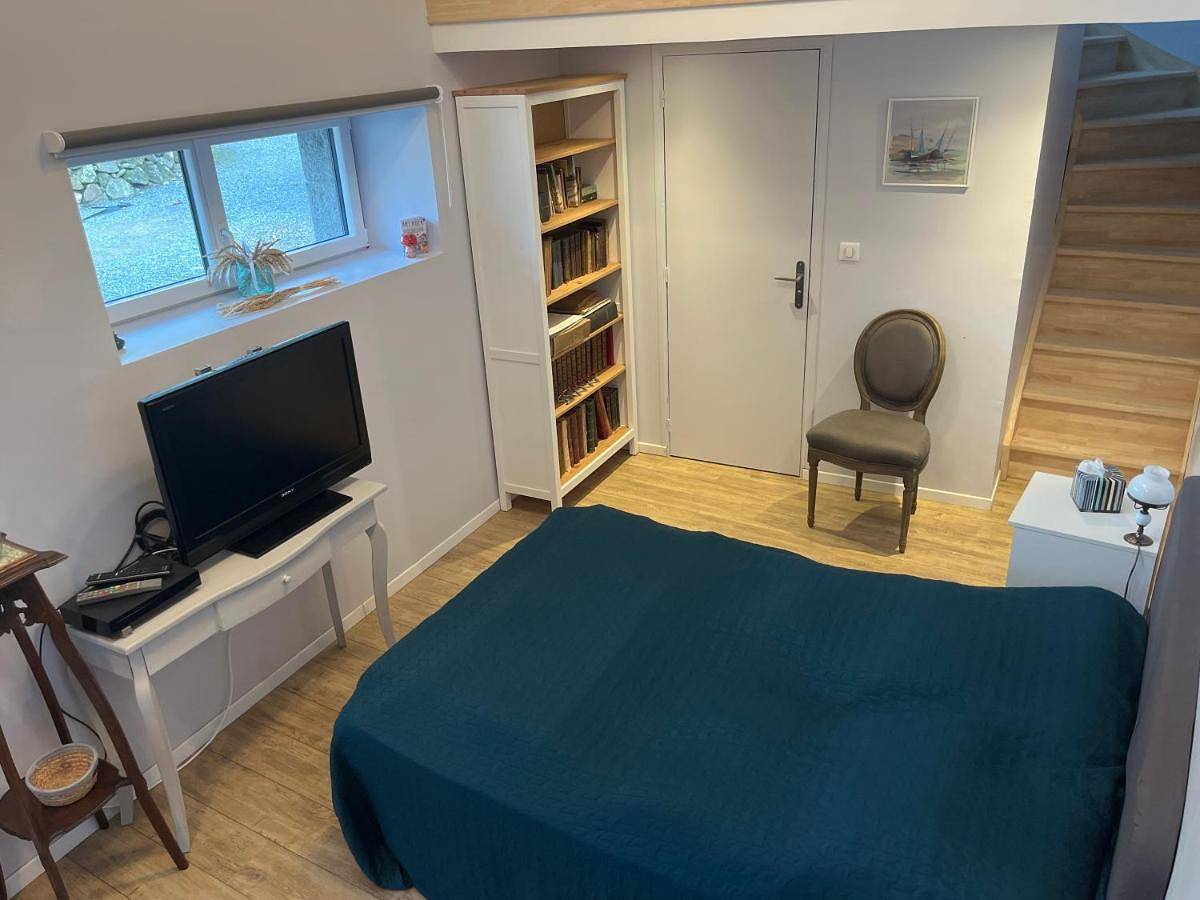Jolie chambre dans une dépendance de longère bretonne in Plouvara, Cotes-d'Armor
