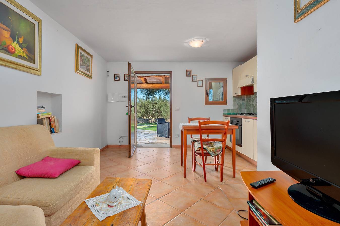 Ganze Wohnung, Ferienwohnung in einer Villa auf dem Lande mit Bergblick und Gemeinschaftspool in Gallura