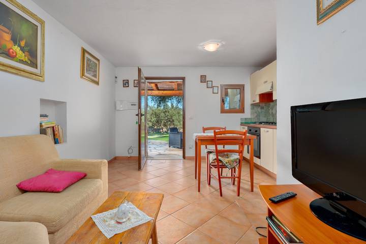 Appartamento intero, Appartamento in una villa in campagna con vista sulle montagne e piscina in comune in Olbia, Gallura