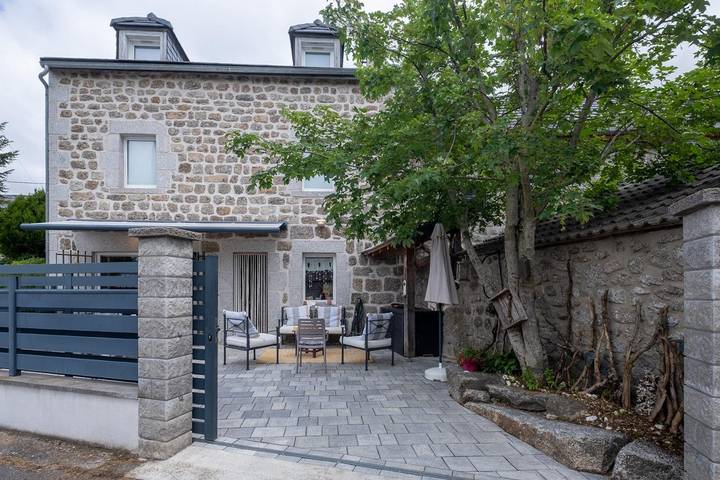 Gîte pour 7 personnes, avec Terrasse et Vue à Chaudeyrac