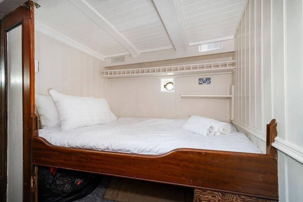 Entire apartment, Lorna, Houseboat , West Mersea in Mersea Island, Colchester