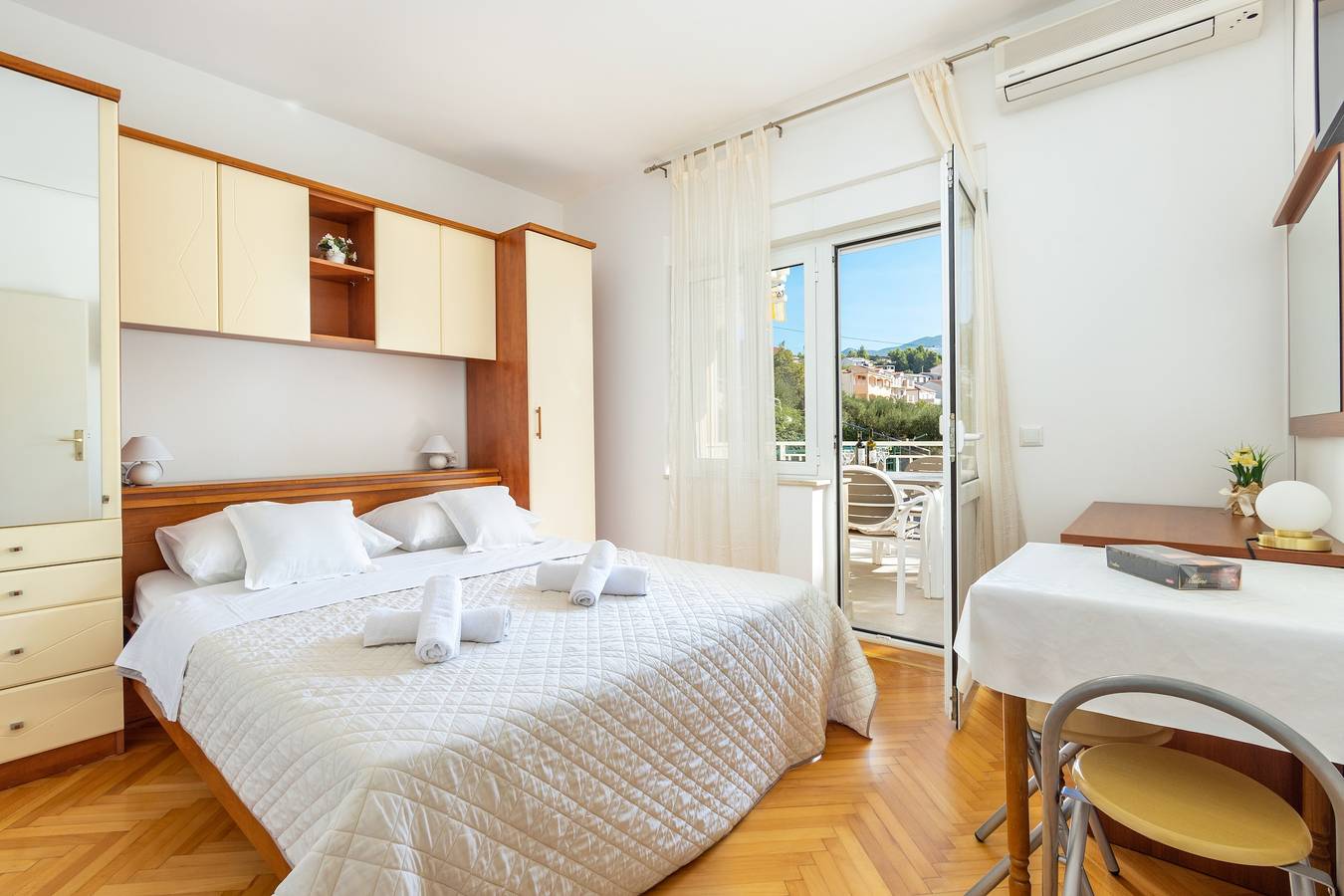 Ganze Wohnung, Studio Appartement mit Terrasse und Meerblick Duce, Omis As-946-f in Dugi Rat, Omis-Riviera