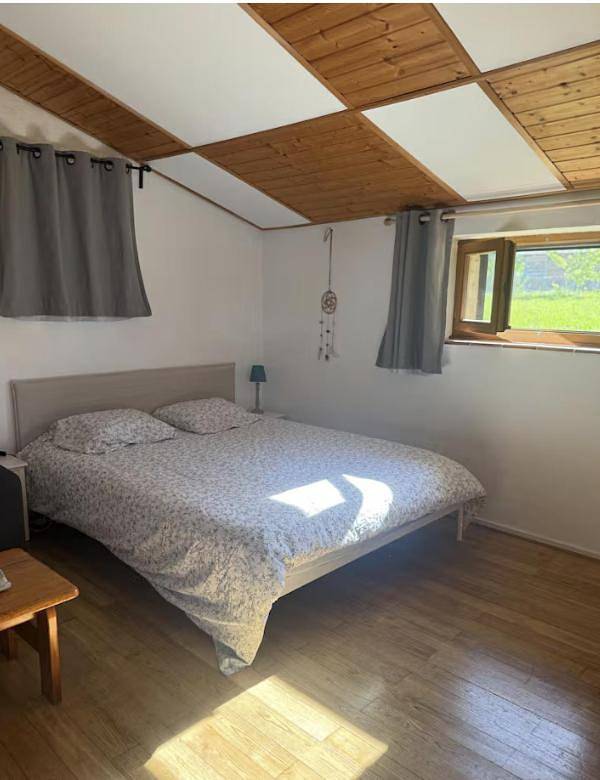 Gîte pour 4 personnes, avec terrasse et piscine ainsi que jardin et jacuzzi à Cliousclat - 3