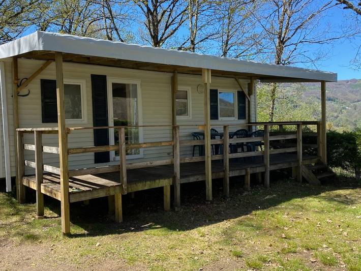 Mobil home pour 4 personnes, avec piscine et terrasse, animaux acceptés à Vic-sur-Cère