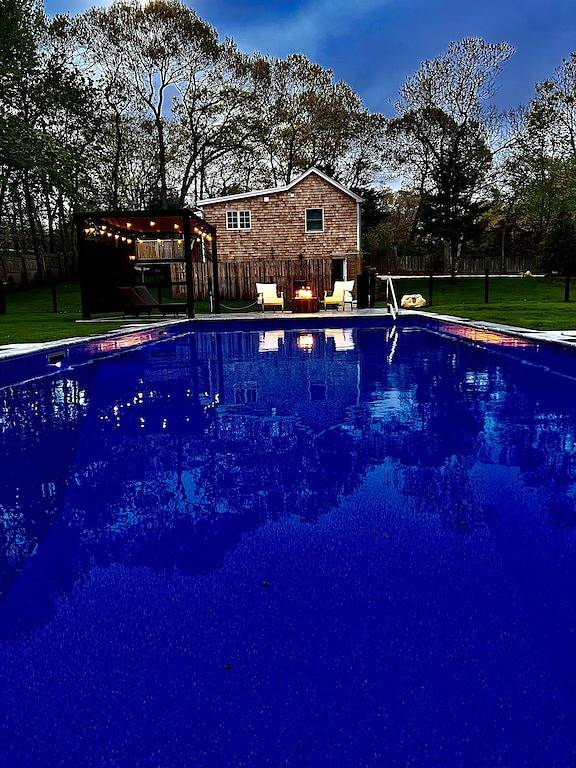 Beautiful Home with walking distance to the beach, new 46ft pool! Ev charger in Springs, Hamptons