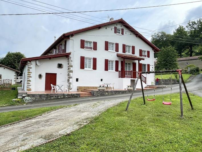 Gîte pour 4 personnes, avec jardin à Uhart-Cize
