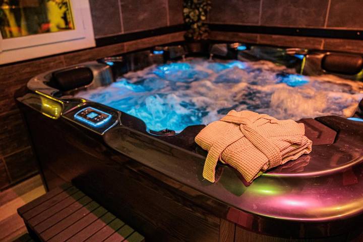 Location de vacances pour 4 personnes, avec Jacuzzi et Terrasse ainsi que Jardin et Piscine à Gignac-la-Nerthe