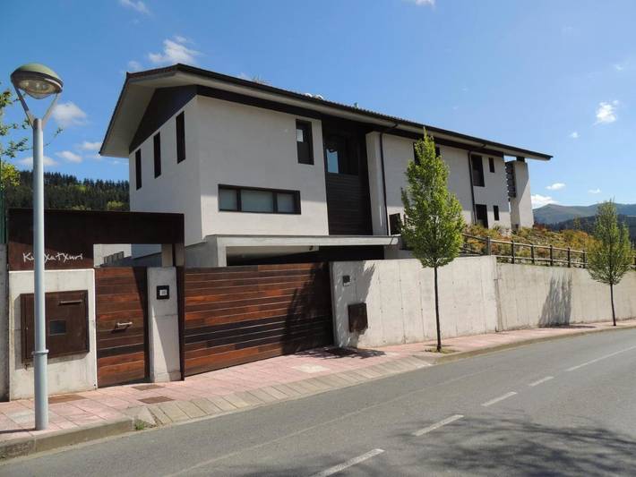 Casa rural, con Terraza además de Jardín y Vistas en el País Vasco