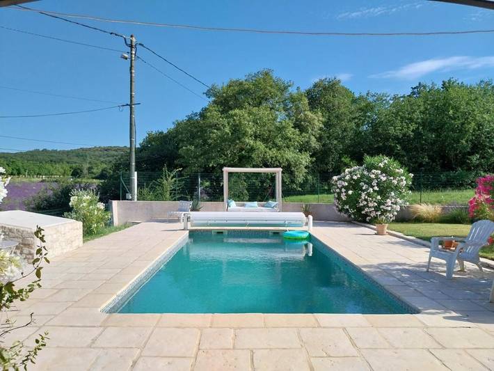 Appartement de vacances pour 2 personnes, avec piscine ainsi que jardin et vue