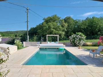Gîte pour 2 personnes, avec piscine ainsi que vue et jardin à Malataverne