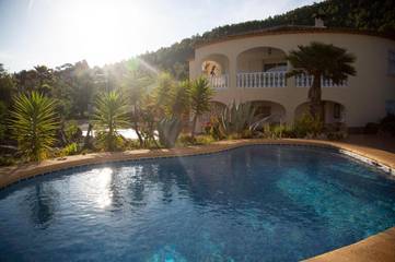 Gîte pour 14 personnes, avec vue ainsi que jardin et piscine à Llíber