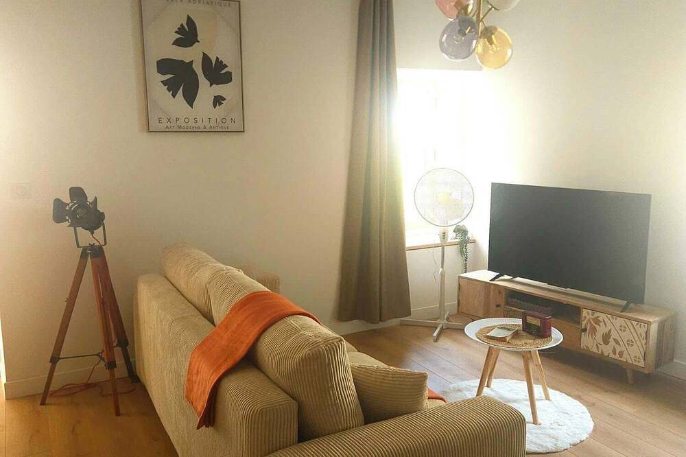 \"La Tour\", cosy, quiet accommodation. in Vertrieu, La Tour-du-Pin region