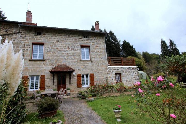 Location de vacances pour 6 personnes, avec jardin à Augne