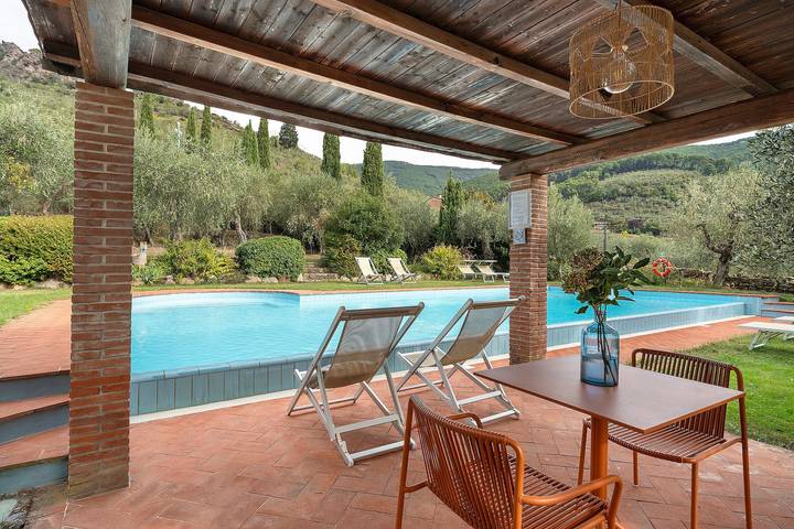 Entire studio, Studio Apartment 'Il Nido Di Delia' with Shared Pool, Private Terrace and Wi-Fi in Buti, Pisa Province