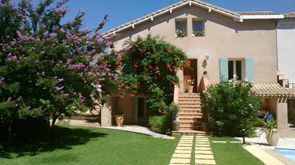 Gîte pour 3 personnes, avec jardin ainsi que terrasse et piscine dans le Vaucluse