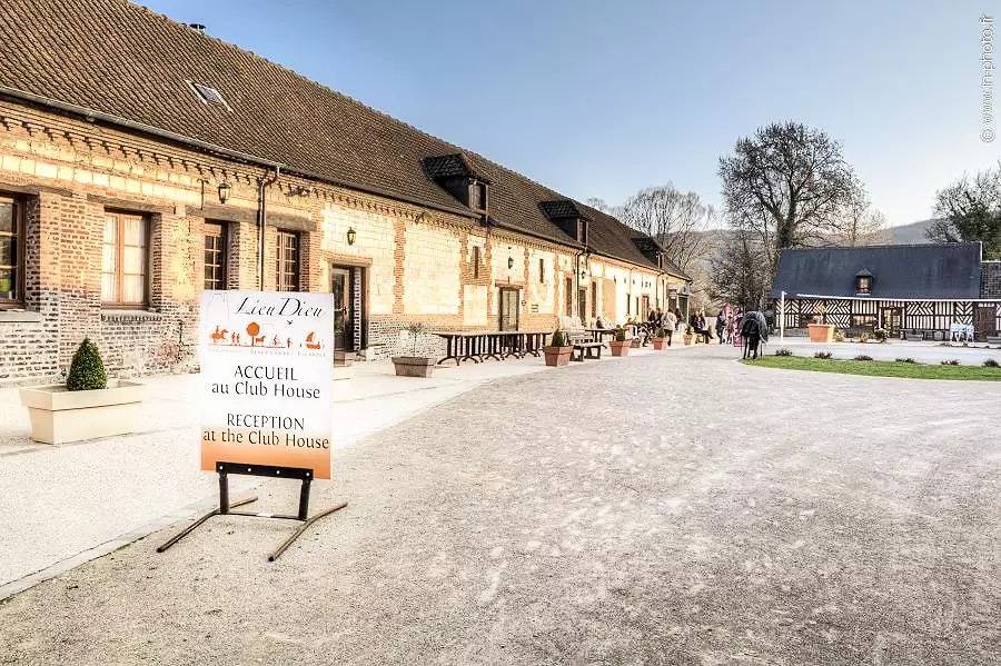 Entire apartment, Roulotte 2 to 4 people - 2 pers. included in the tariff in Beauchamps, Abbeville region