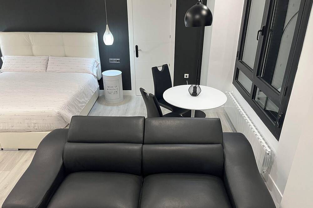 Entire apartment, Loft apartment \"Black and White Suite Castro\" with Jacuzzi and fireplace. in Castro-Urdiales, Cantabrian Coast