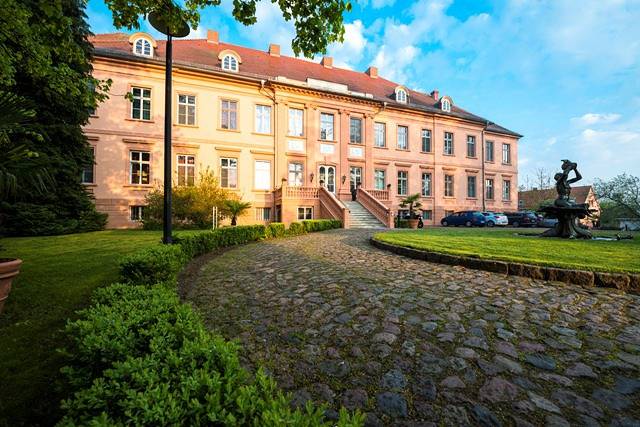Schlosshotel Rühstädt Garni - Doppelzimmer oder Einzelzimmer mit Frühstück in Rühstädt, Prignitz
