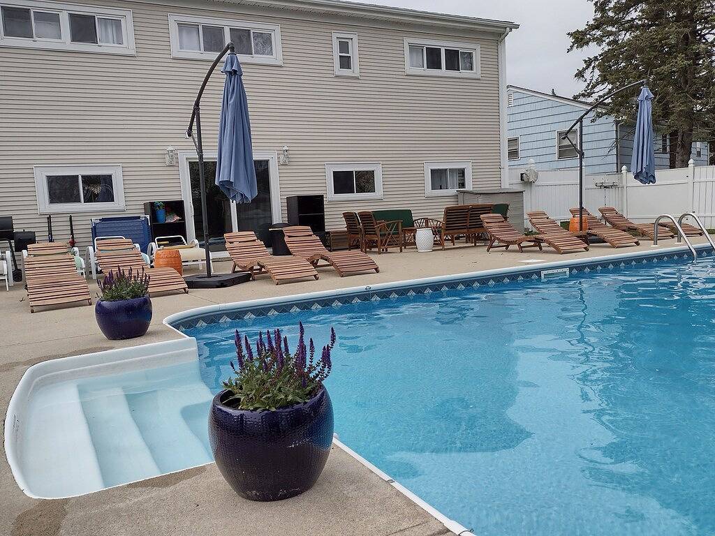 Private Heated Pool • Big 4Br for Families & Groups — 15 Min to Beach & Newport in Middletown, Newport County