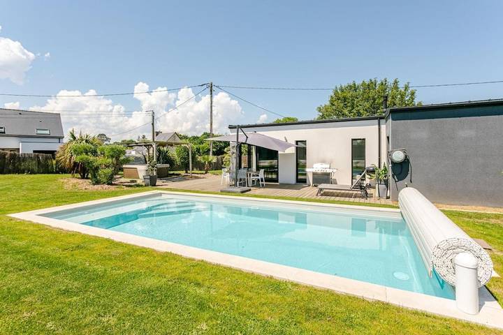 Villa pour 6 personnes, avec Jacuzzi et Terrasse ainsi que Jardin et Piscine