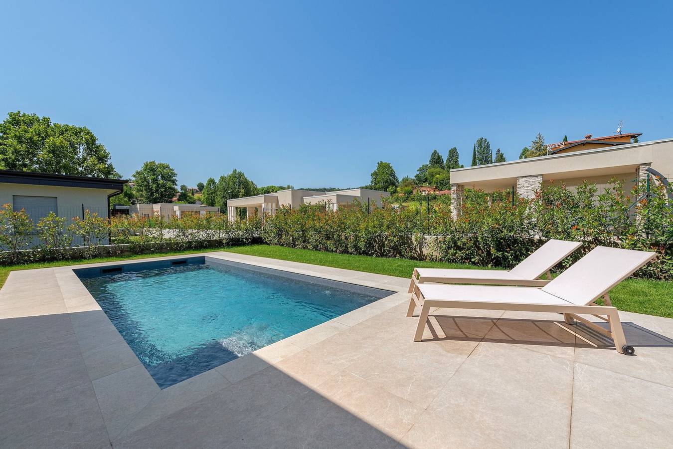 Villa 'Grace' with Private Pool, Wi-Fi and Air Conditioning in Padenghe sul Garda, Garda Mountains