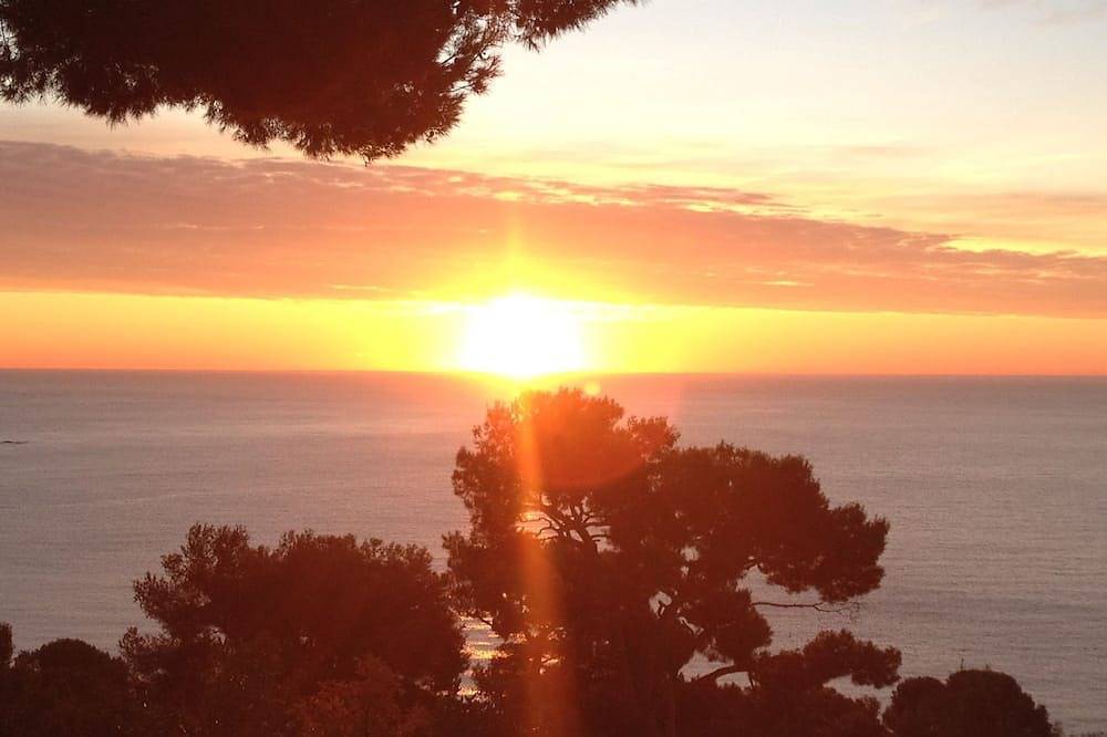 Villa In Eze bord de mer: A Breathtaking Escape Overlooking the Mediterranean in Èze, Nizza und Umgebung