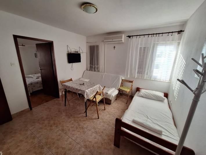 Ferienwohnung für 4 Personen, mit Terrasse und Garten in Biograd na Moru