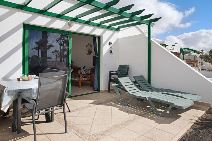 Ganze Wohnung, Ferienwohnung "Jardin del Sol 22" in Strandnähe mit eigenem Garten und Gemeinschaftspool in Playa Blanca, Yaiza