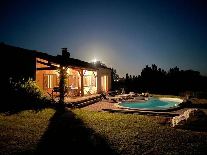 Location de vacances pour 8 personnes, avec vue ainsi que piscine et jardin à Chalais