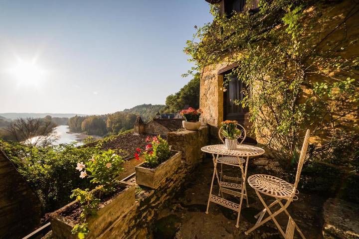 Location de vacances pour 3 personnes, avec terrasse et vue à Beynac-et-Cazenac