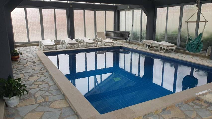Gîte pour 5 personnes, avec jardin et vue ainsi que piscine et vue sur le lac, animaux acceptés dans Risan