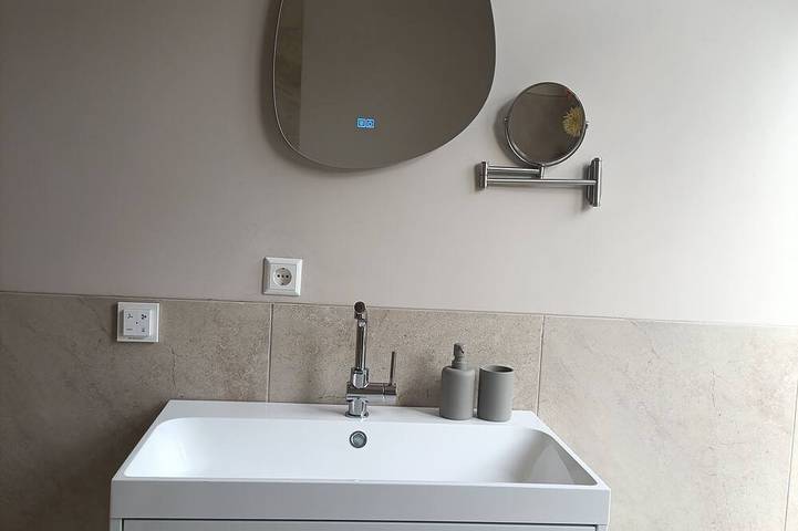 Ganze Wohnung, Mediterranean Apartment with Hot Tub & Home Cinema – Across from the Station in Bodegraven, Groene Hart