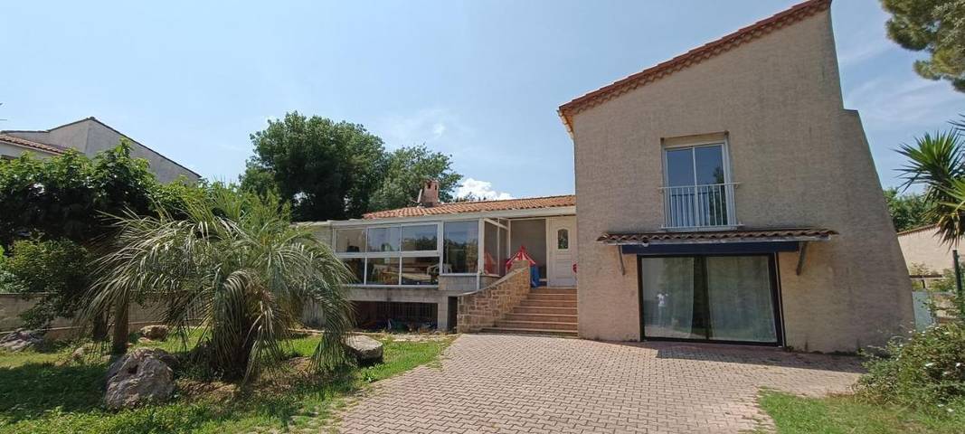 Appartement de vacances pour 7 personnes, avec Balcon et Terrasse ainsi que Jardin et Piscine