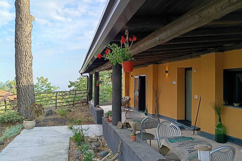 Etna Country Home!  A relaxing retreat surrounded by nature in Nicolosi, Mount Etna