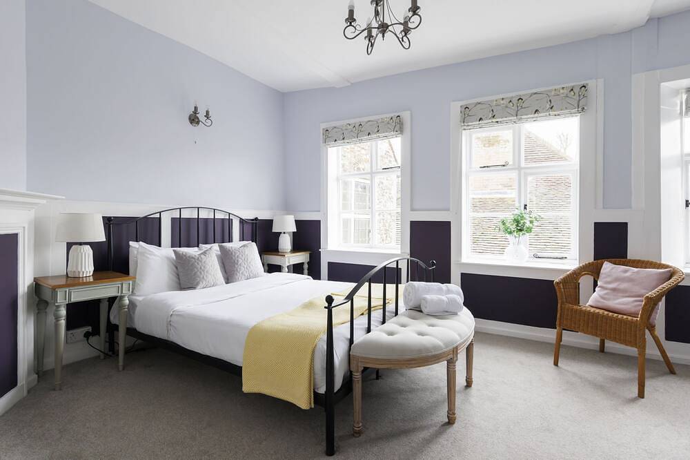 St Faith's - Chichester Cathedral - sleeps 7 guests  in 4 bedrooms in Chichester, West Sussex