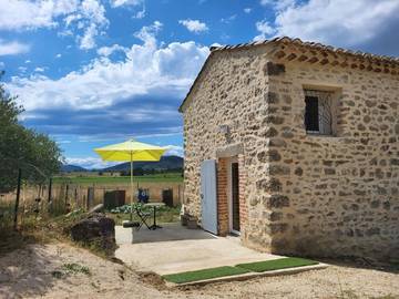 Gîte pour 4 personnes, avec piscine et terrasse ainsi que vue et jardin à Barjac
