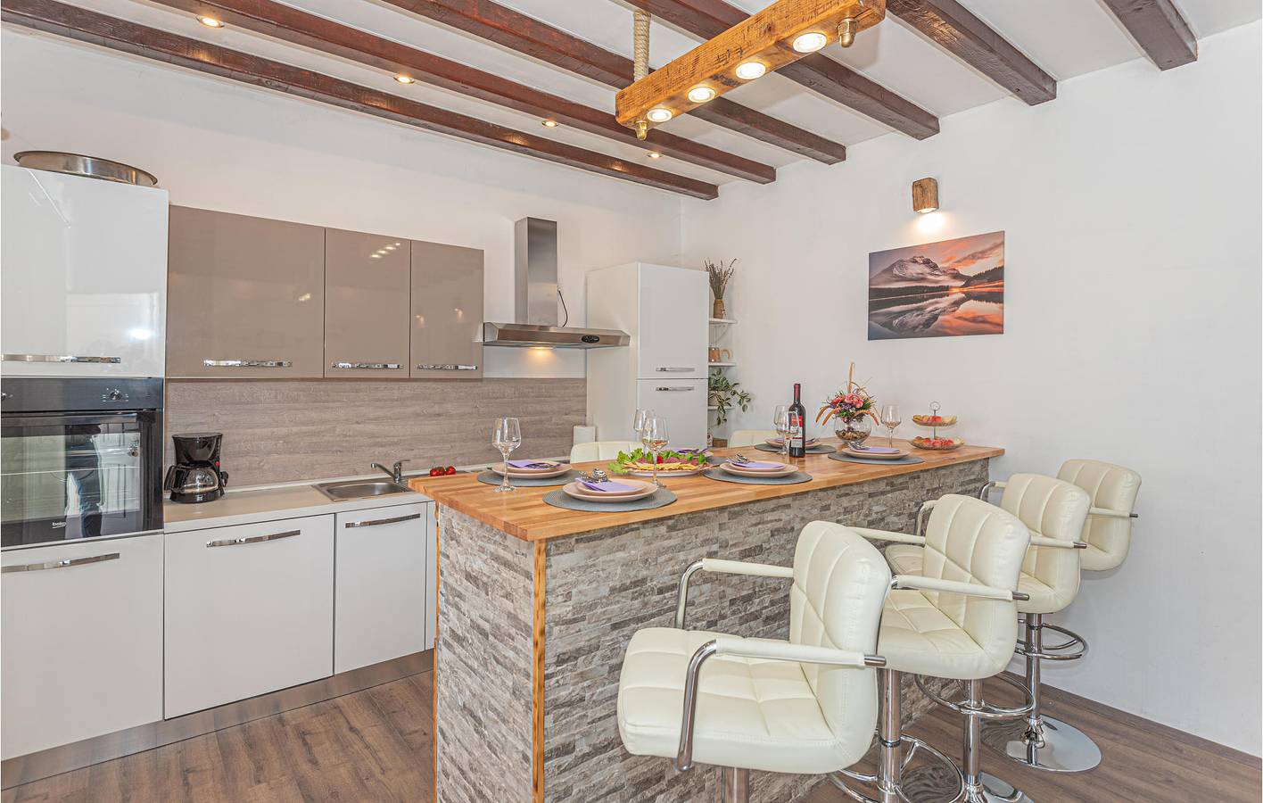 Gezellig appartement van 140 m² met zwembad, terras en wifi vlak bij de rivier Čikola in Dalmatian Zagora