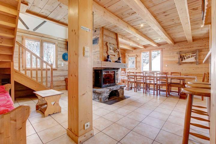Lodge for 12 people, with terrace and sauna, child-friendly in French Alps
