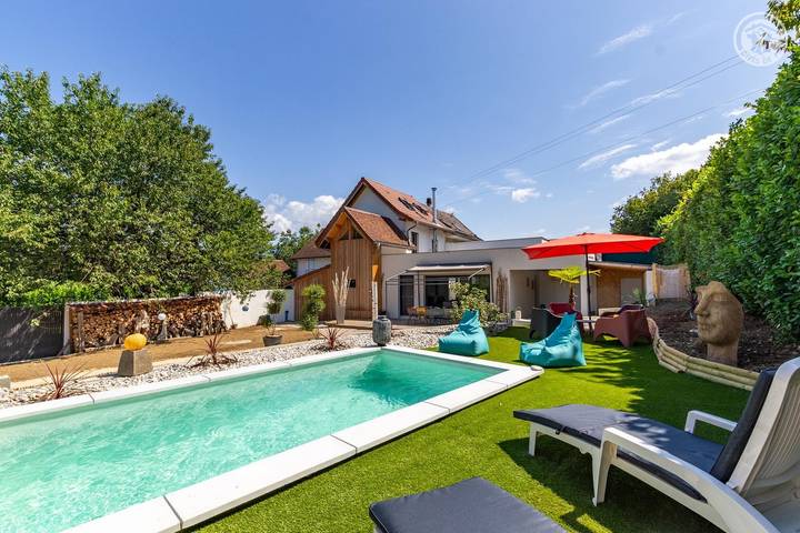 Gîte pour 8 personnes, avec Terrasse ainsi que Jardin et Piscine