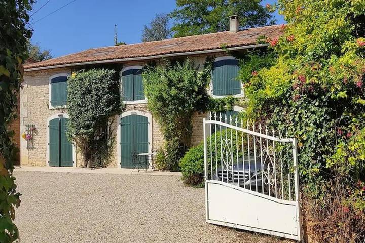 Location de vacances pour 9 personnes, avec Terrasse ainsi que Jardin et Piscine à Nanteuil-en-Vallée