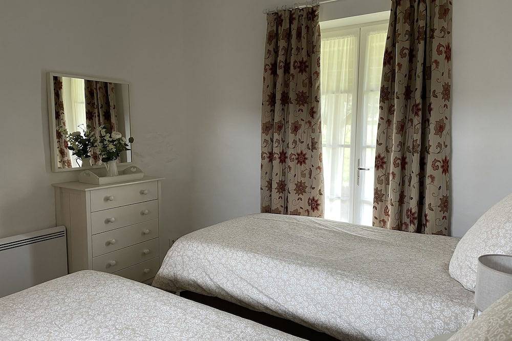 Stunning Gite, private garden, large heated pool, tranquil and historic setting in Cuzorn, Région de Villeneuve-sur-Lot