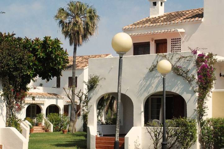 Ferienhaus für 8 Personen, mit Terrasse und Garten sowie Pool - 1