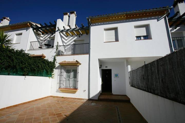 Ferienhaus für 6 Personen, mit Balkon und Terrasse sowie Garten und Pool