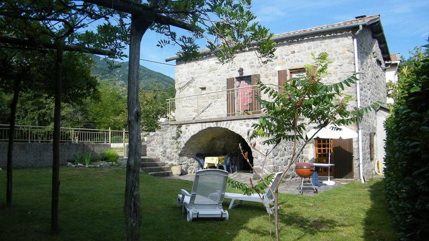 Gîte pour 4 personnes, avec jardin, animaux acceptés à La Souche