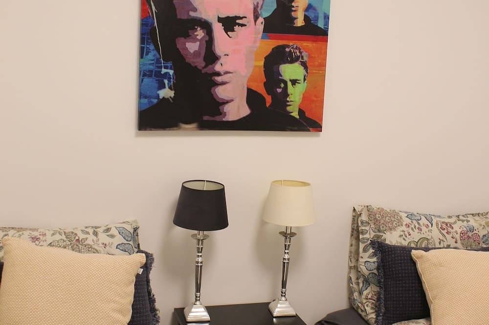 Et Koselig og Sentralt Townhouse med en Idyllisk Lille Hage for 2-5 Pers in Kristiansand