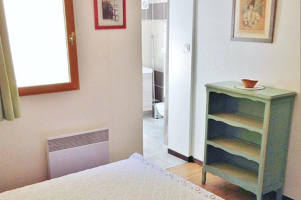Large charming Provencal villa with swimming pool, 6 bedrooms, classified 4 stars in Rochefort-du-Gard, Nimes region
