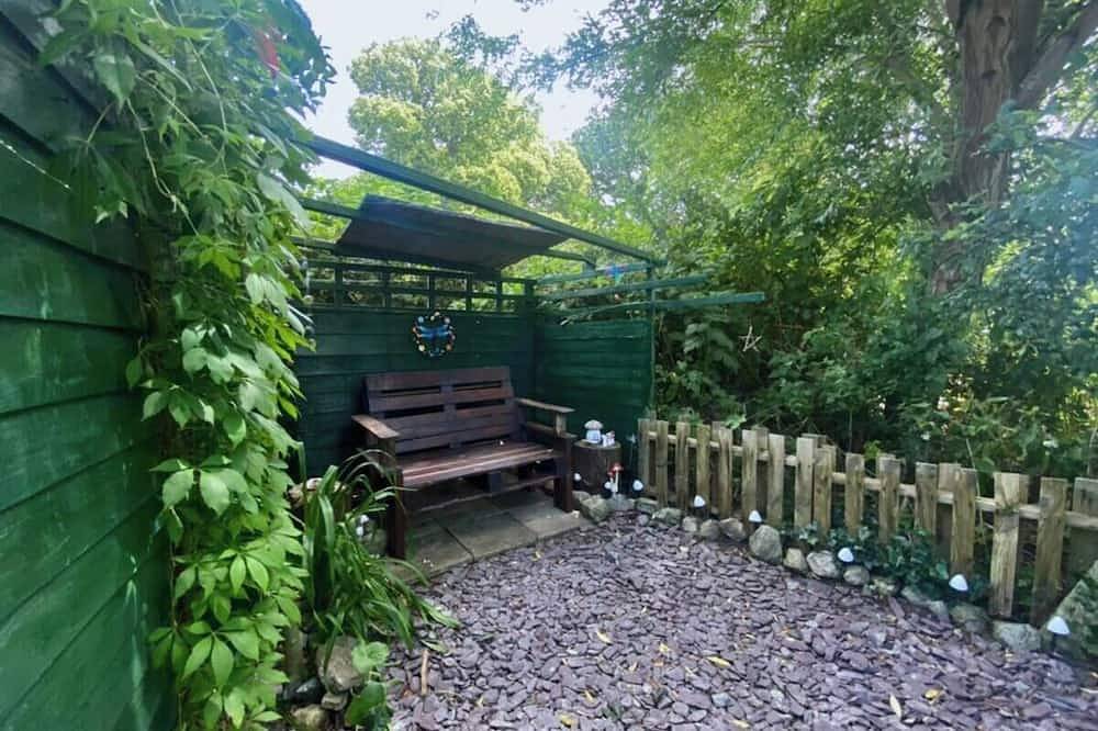Private whimsical cabin in centre of Glastonbury with secluded fairy garden in Glastonbury, Somerset