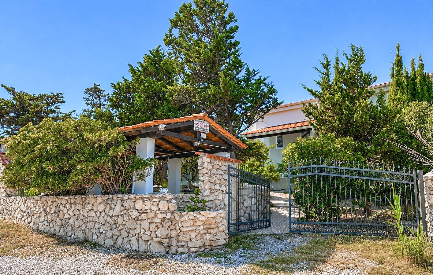 Ganze Ferienwohnung, Appartement am Strand mit WiFi, AC, Parkplatz und Terrasse in Pag